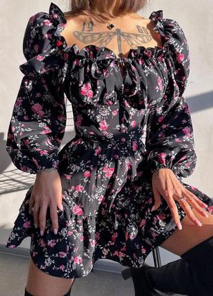 Чорна міні сукня з воланами та шнурівкою на спині у квітковий принт s m 42 442 фото