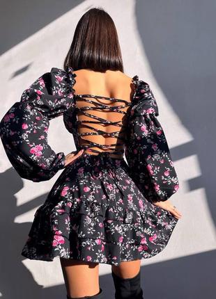 Чорна міні сукня з воланами та шнурівкою на спині у квітковий принт s m 42 445 фото