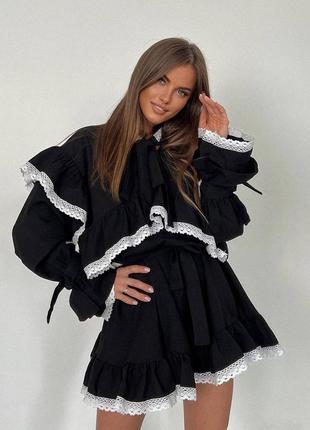 Обʼємна чорна сукня-балахон з білим мереживом та поясом xs s m l 42 44 46 вечірнє міні плаття з воланами4 фото