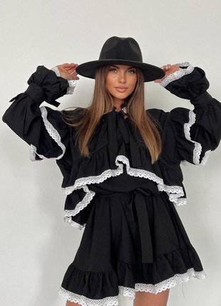 Обʼємна чорна сукня-балахон з білим мереживом та поясом xs s m l 42 44 46 вечірнє міні плаття з воланами3 фото