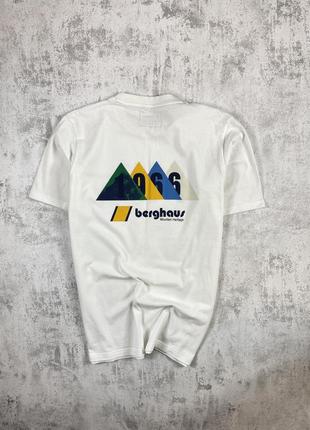 Вершини на спині: біла футболка berghaus з вражаючим принтом!1 фото