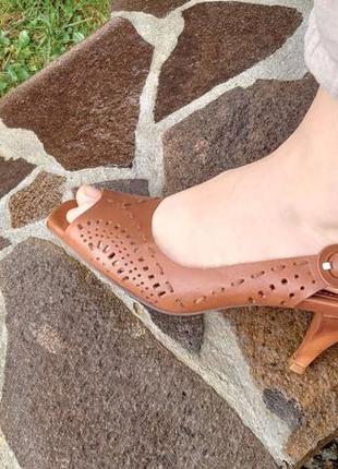 Модельные коричневые кожаные босоножки на каблуке из натуральной кожи с перфорацией.3 фото