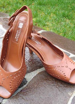 Модельные коричневые кожаные босоножки на каблуке из натуральной кожи с перфорацией.1 фото