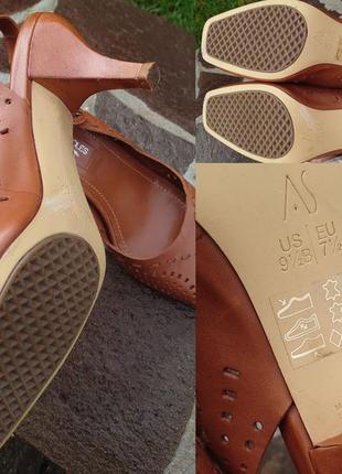 Модельные коричневые кожаные босоножки на каблуке из натуральной кожи с перфорацией.5 фото