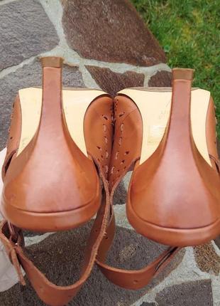 Модельные коричневые кожаные босоножки на каблуке из натуральной кожи с перфорацией.6 фото