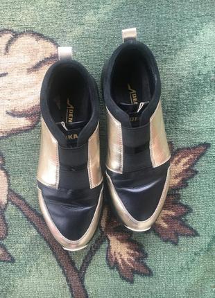 Шкіряні кросівки