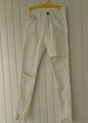 Женские белые джинсы с прорезями2 фото