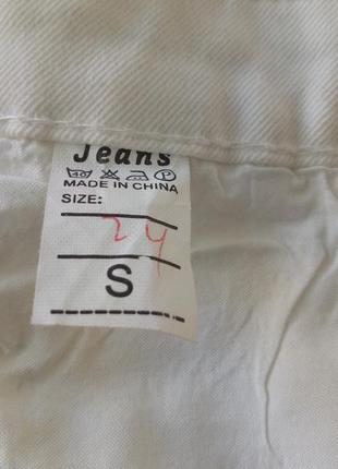 Женские белые джинсы с прорезями3 фото
