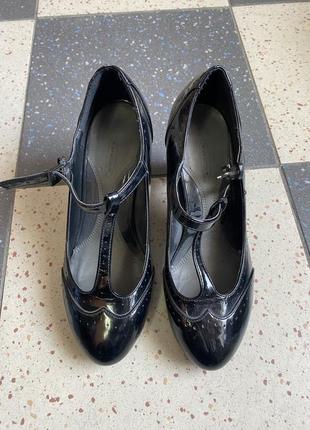 Лаковані туфлі мері джейн mary jane з ремінцями1 фото