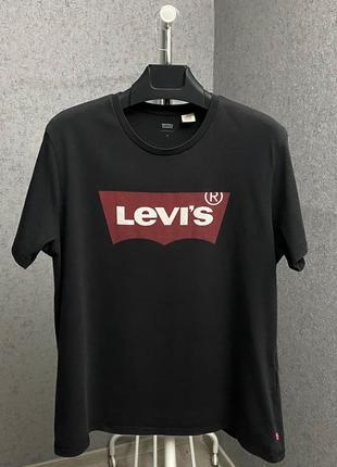 Черная футболка levis