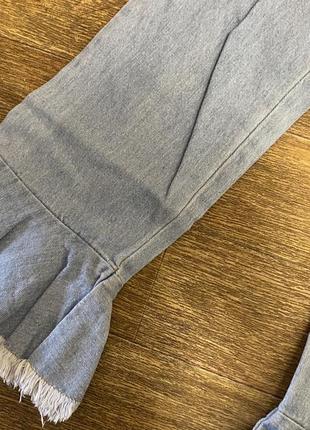 Трендовые голубые джинсы с волнами и бахромой3 фото