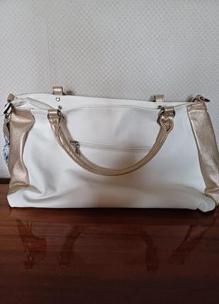 Красивое содержимое сумки на лето