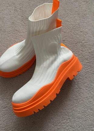 Жіночі кросівки високі трикотажні білого кольору на яскраво оранжевій підошві неон 39 розмір2 фото