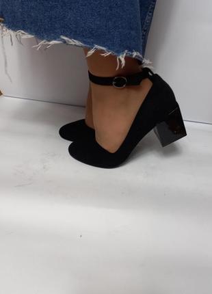 Чорні жіночі туфлі на зручних невисоких підборах 5 см з ремінцем замшеві святкові...