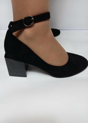 Чорні жіночі туфлі на зручних невисоких підборах 5 см з ремінцем замшеві святкові...