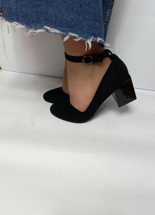 Чорні жіночі туфлі на зручних невисоких підборах 5 см з ремінцем замшеві святкові...