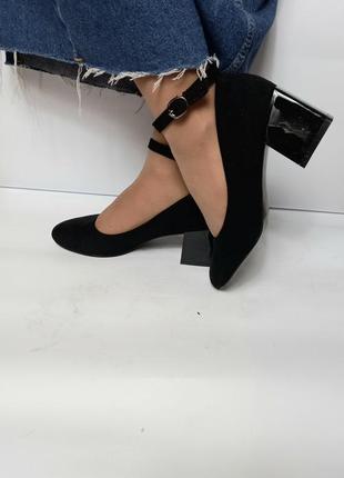 Модные женские туфли 2024 на невысоком удобном каблуке с ремешком черные замшевые классические а012410016 фото