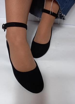 Чорні жіночі туфлі на зручних невисоких підборах 5 см з ремінцем замшеві святкові...