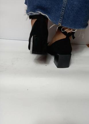 Чорні жіночі туфлі на зручних невисоких підборах 5 см з ремінцем замшеві святкові...