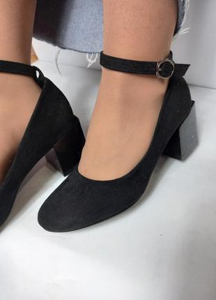 Чорні жіночі туфлі на зручних невисоких підборах 5 см з ремінцем замшеві святкові...