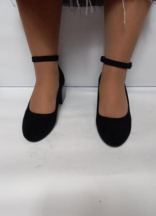 Чорні жіночі туфлі на зручних невисоких підборах 5 см з ремінцем замшеві святкові...