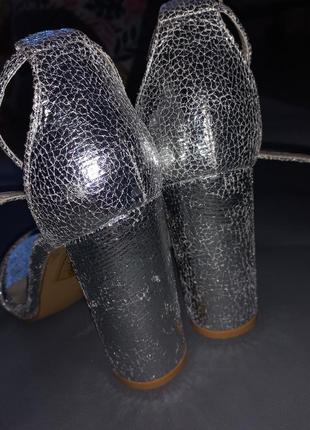 Серебряные босоножки на каблуке туфли 36 размер9 фото