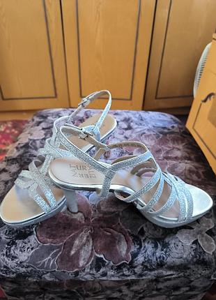 Босоніжки жіночі