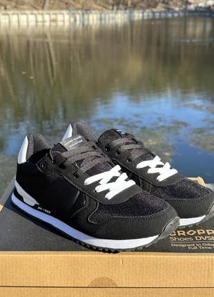 Базові чорні кросівки