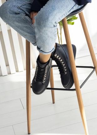 Чорні жіночі зимові шкіряні черевики на шнурку 372 фото