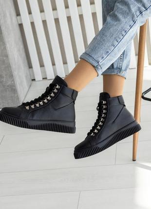 Чорні жіночі зимові шкіряні черевики на шнурку 376 фото