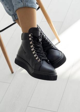 Чорні жіночі зимові шкіряні черевики на шнурку 371 фото