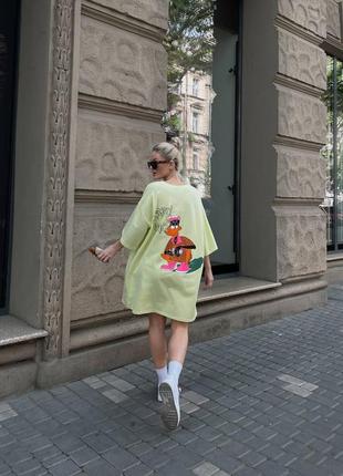 Сукня-футболка вільного крою з принтом накатом дональд дак7 фото