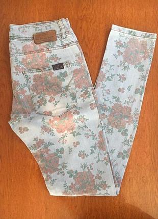 Голубые джинсы в цветочек,29 р.