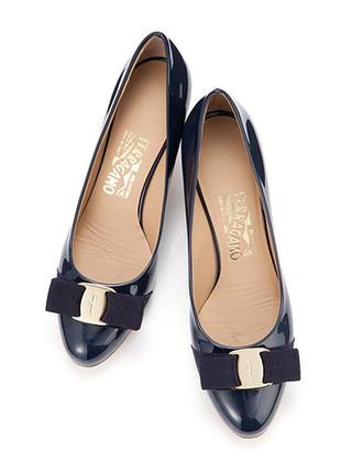 Культові темно-сині туфлі човники від salvatore ferragamo, лакована шкіра