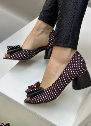 Екслюзивні туфлі з італійської шкіри та замші жіночі на підборах велюр горох1 фото