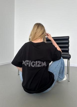 Чорна базова футболка оверзайз з принтом написом pofigizm зі страз4 фото