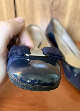 Культові темно-сині туфлі човники від salvatore ferragamo, лакована шкіра9 фото