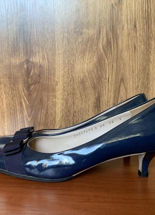 Культові темно-сині туфлі човники від salvatore ferragamo, лакована шкіра10 фото