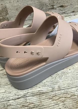 Крокс бруклін сандалі бежеві crocs brooklyn low wedge cork / mushroom4 фото