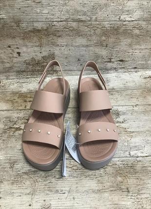 Крокс бруклін сандалі бежеві crocs brooklyn low wedge cork / mushroom6 фото