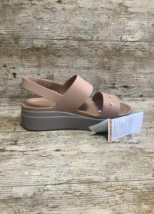 Крокс бруклін сандалі бежеві crocs brooklyn low wedge cork / mushroom8 фото