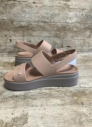 Крокс бруклін сандалі бежеві crocs brooklyn low wedge cork / mushroom10 фото