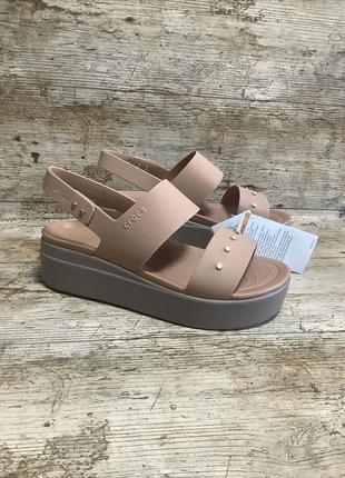 Крокс бруклін сандалі бежеві crocs brooklyn low wedge cork / mushroom