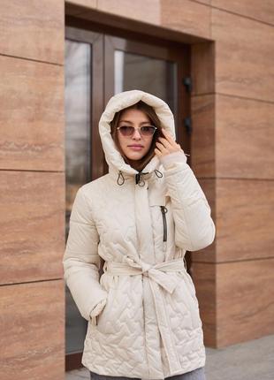 Молочная стеганая брендовая демисезонная женская куртка с капюшоном и поясом2 фото