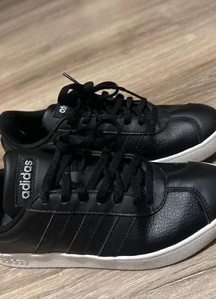 Шкіряні кросівки adidas1 фото