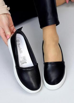 Чорні жіночі мокасини туфлі з наскрізною перфорацією3 фото