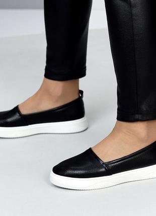 Чорні жіночі мокасини туфлі з наскрізною перфорацією8 фото