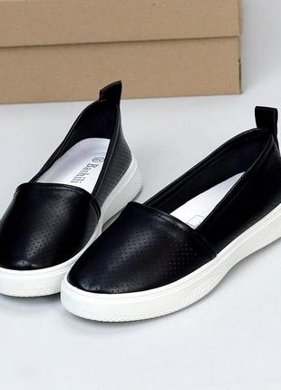 Чорні жіночі мокасини туфлі з наскрізною перфорацією5 фото