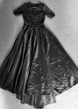 Чорна сукня з шлейфом, довга, розріз на ніжці3 фото