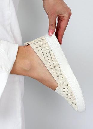 Бежеві молочні жіночі мокасини туфлі з наскрізною перфорацією6 фото